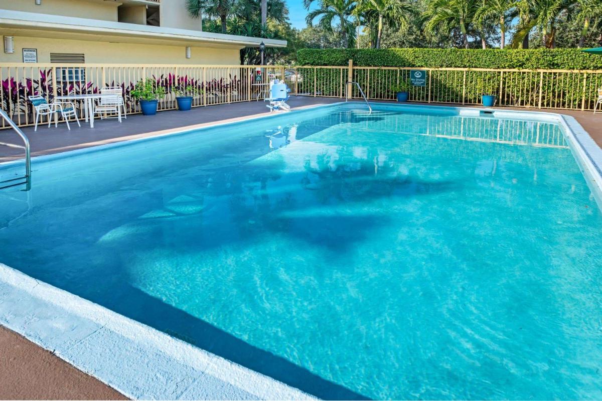 La Quinta Inn by Wyndham West Palm Beach - Florida Turnpike - image 2