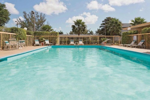 La Quinta Inn by Wyndham West Palm Beach - Florida Turnpike - image 20