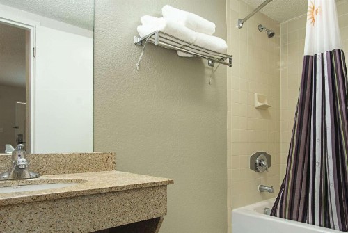 La Quinta Inn by Wyndham West Palm Beach - Florida Turnpike - image 22