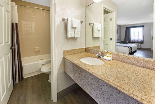 La Quinta Inn by Wyndham West Palm Beach - Florida Turnpike - image 24