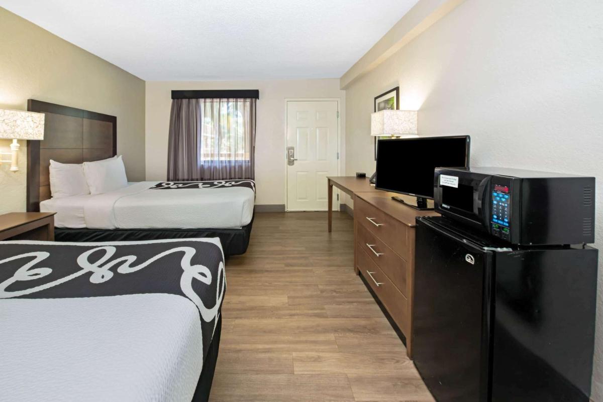 La Quinta Inn by Wyndham West Palm Beach - Florida Turnpike - image 7