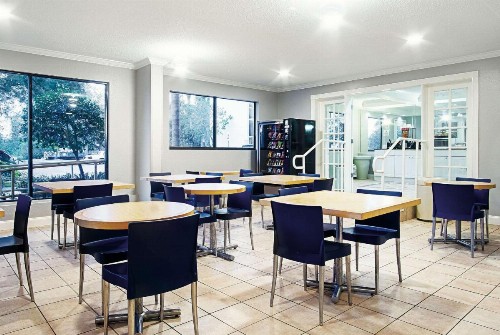 La Quinta Inn by Wyndham West Palm Beach - Florida Turnpike - image 8
