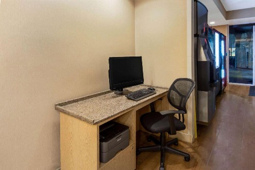 La Quinta by Wyndham West Palm Beach Airport - image 20