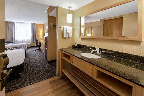 La Quinta by Wyndham West Palm Beach Airport - image 3