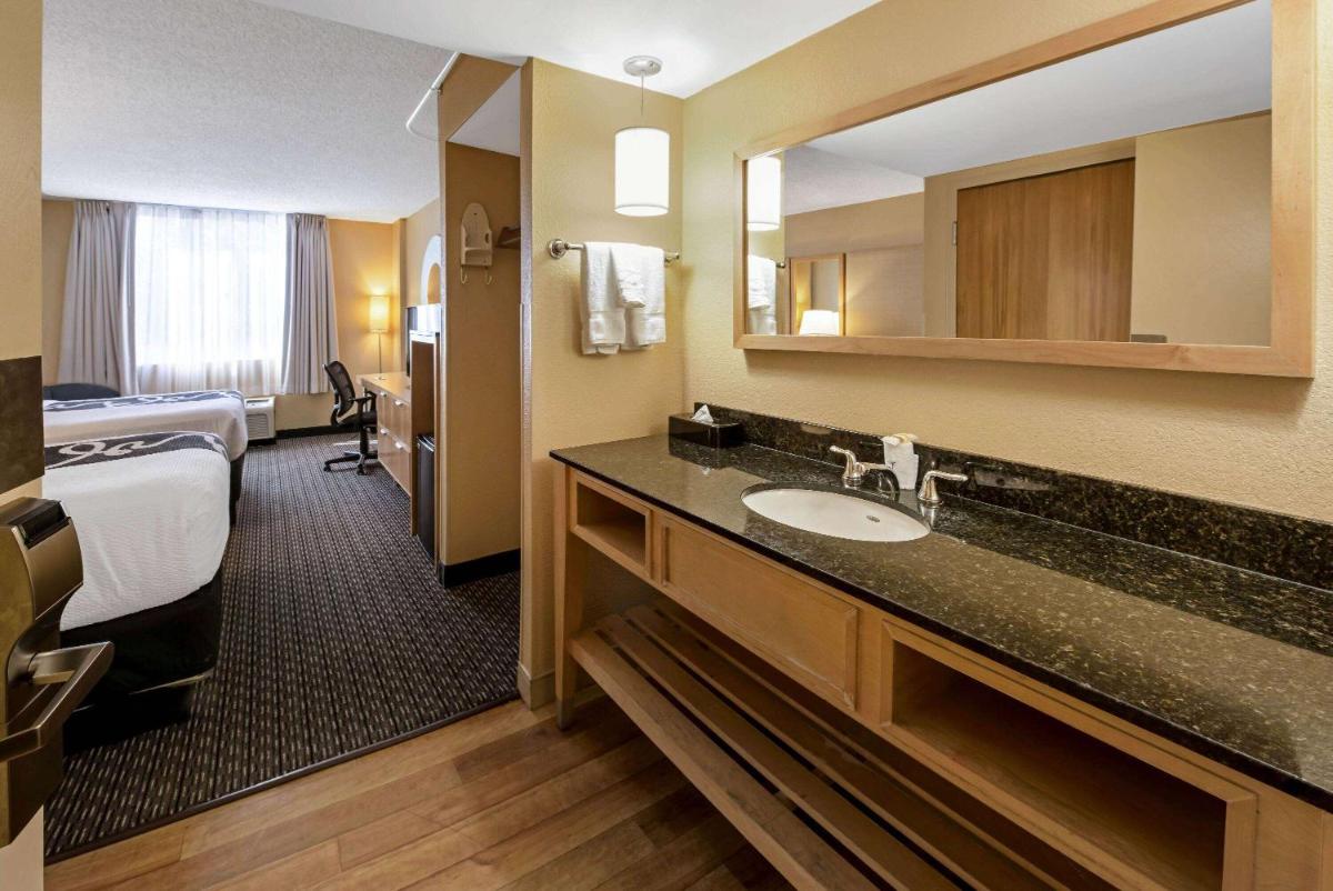 La Quinta by Wyndham West Palm Beach Airport - image 3
