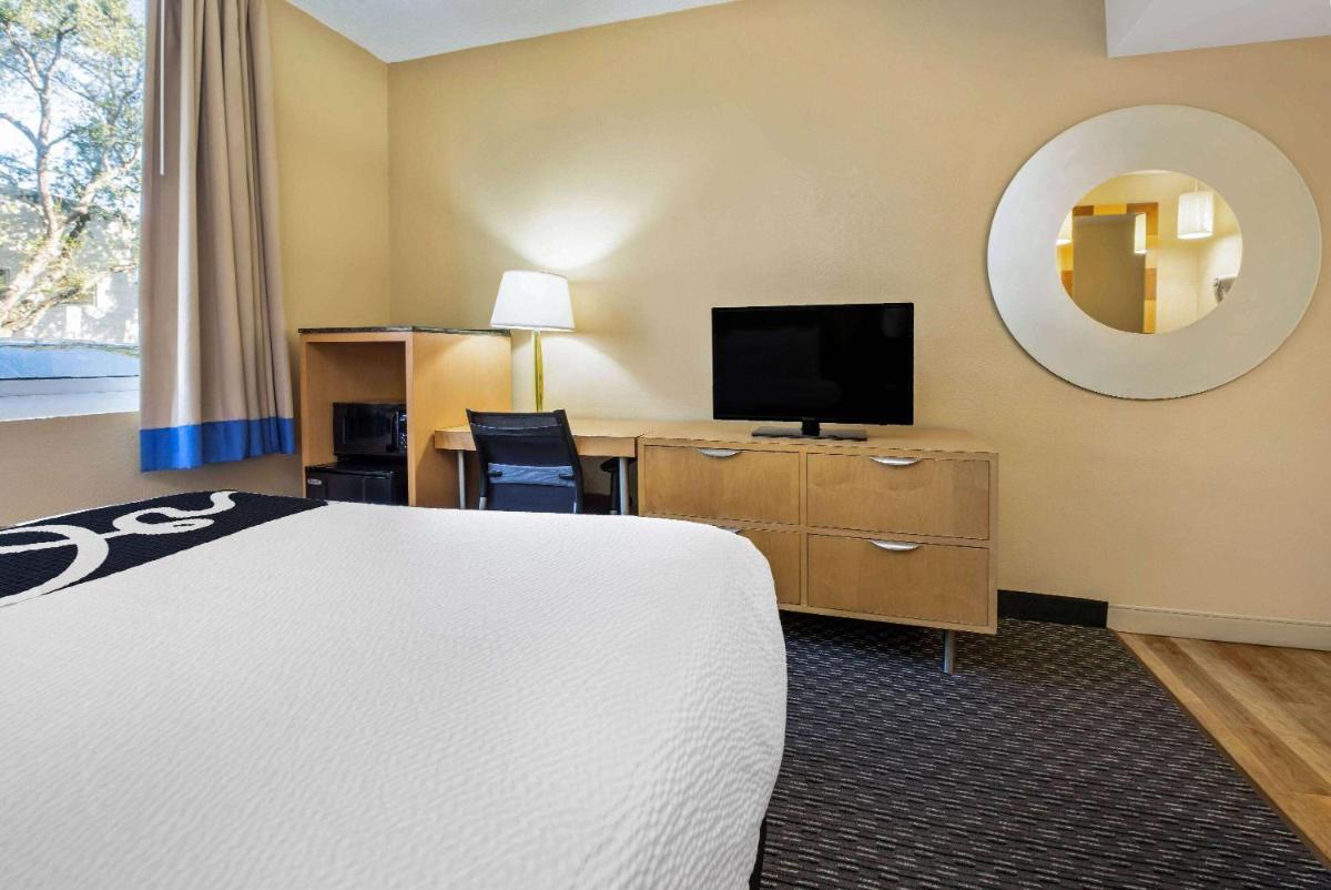 La Quinta by Wyndham West Palm Beach Airport - image 7