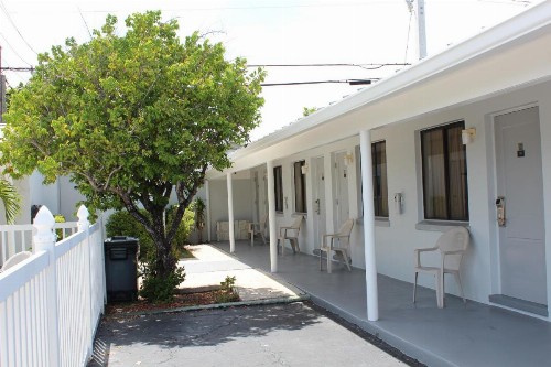 Economy Inn - image 15