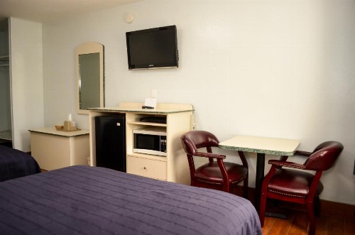Economy Inn - image 3