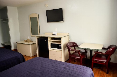 Economy Inn - image 4