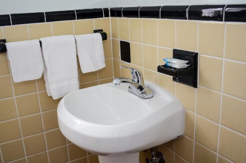 Economy Inn - image 5