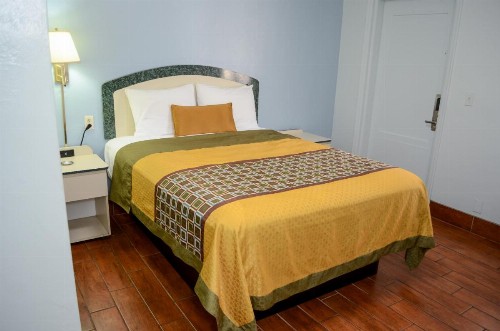 Economy Inn - image 6