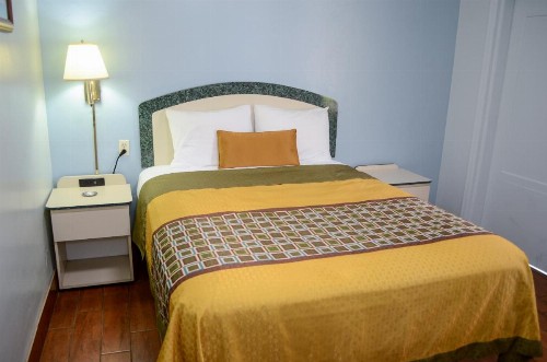 Economy Inn - image 7