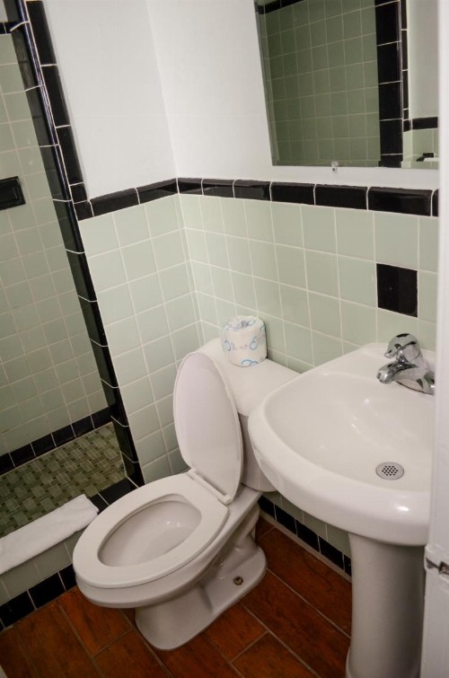 Economy Inn - image 9