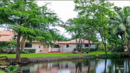 4 Acre Property & Mansion Sleeps 28 “The Hacienda”