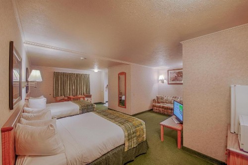 Brandin' Iron Inn - image 31
