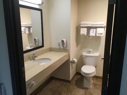 Days Inn by Wyndham West Yellowstone - image 11