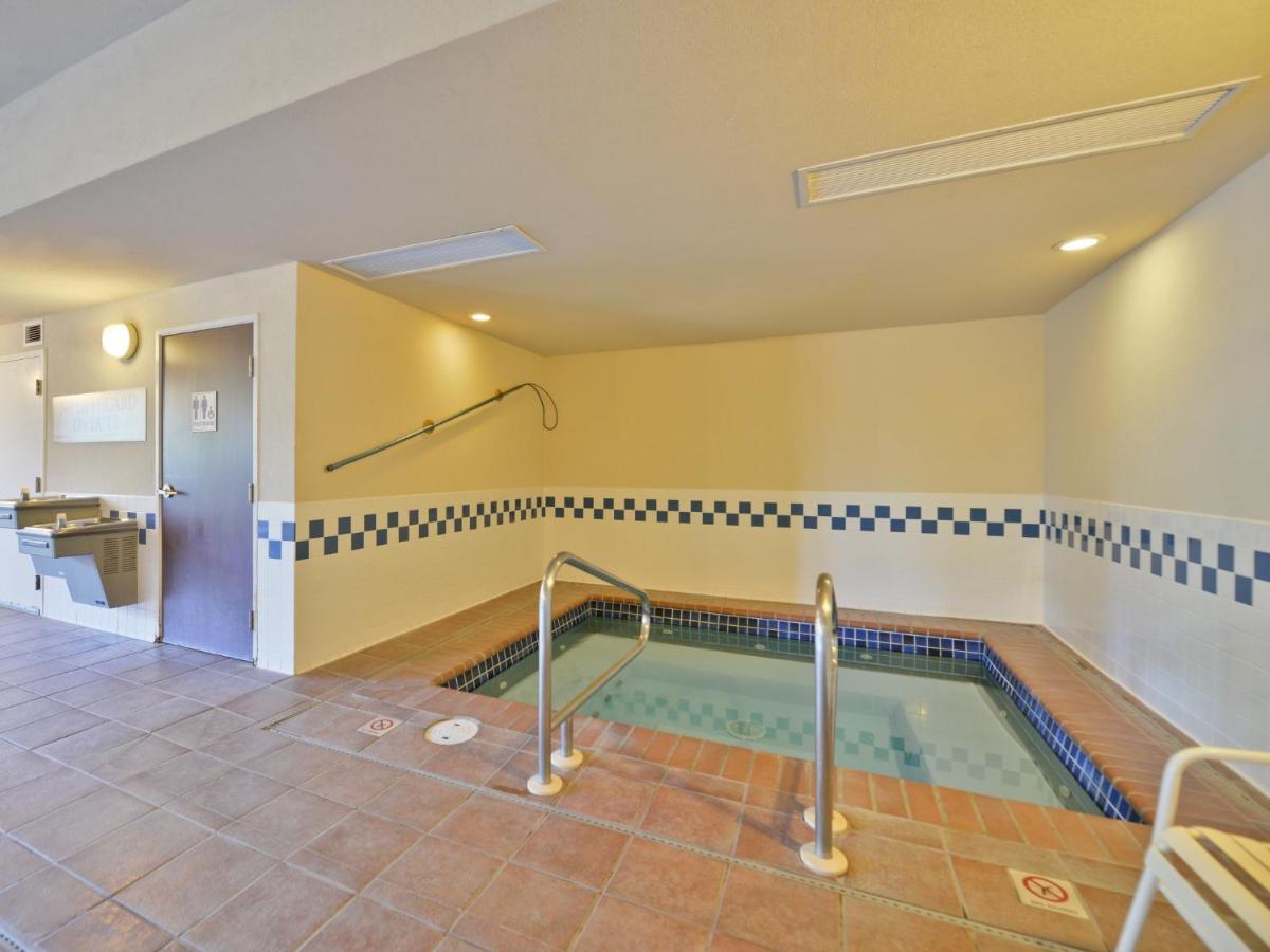 Clubhouse Inn - image 3