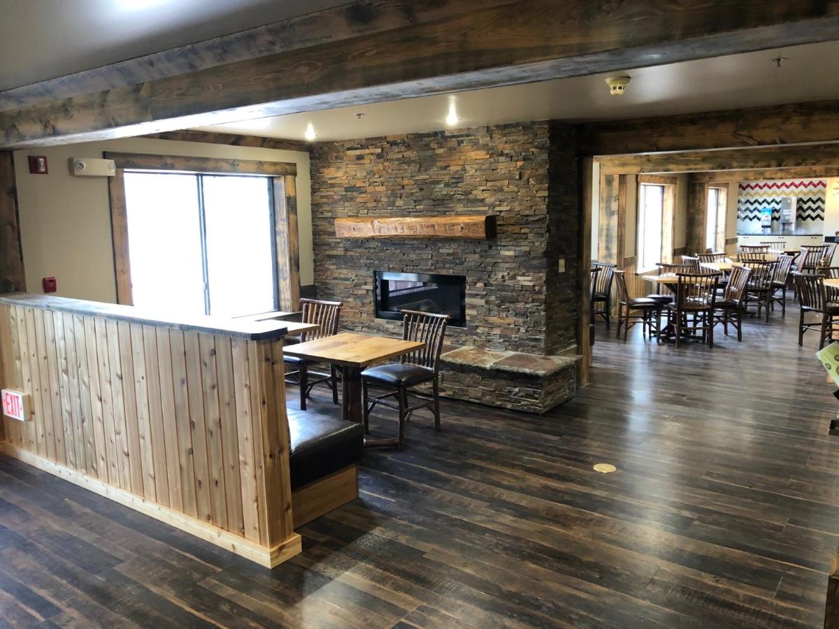 Clubhouse Inn - image 7