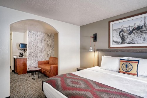 Yellowstone Park Hotel - image 7