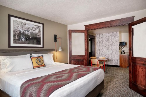 Yellowstone Park Hotel - image 9