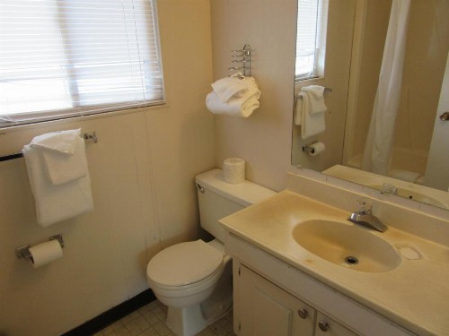 Yellowstone Country Inn - image 21