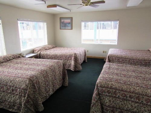 Yellowstone Country Inn - image 33