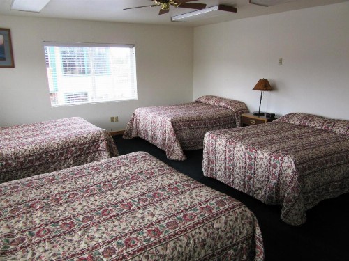 Yellowstone Country Inn - image 34
