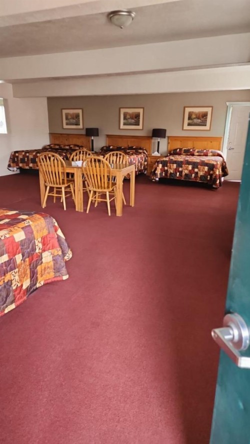 Yellowstone Country Inn - image 5