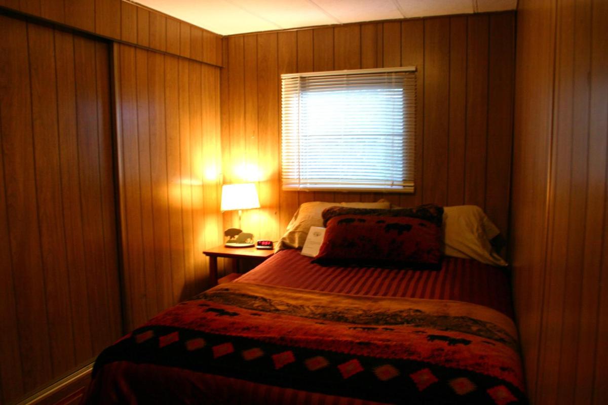 Yellowstone Wildlife Cabins - image 3