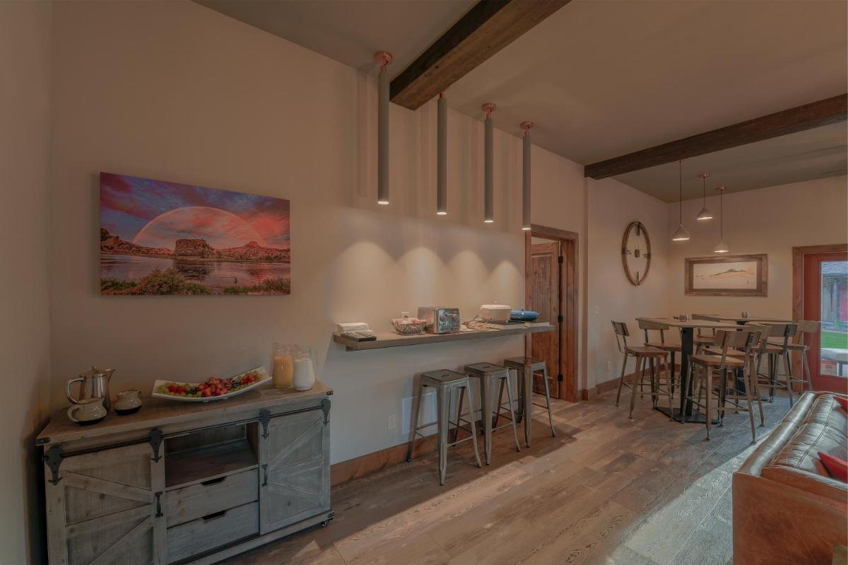 Golden Stone Inn - image 5