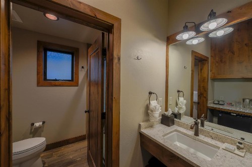 Golden Stone Inn - image 7