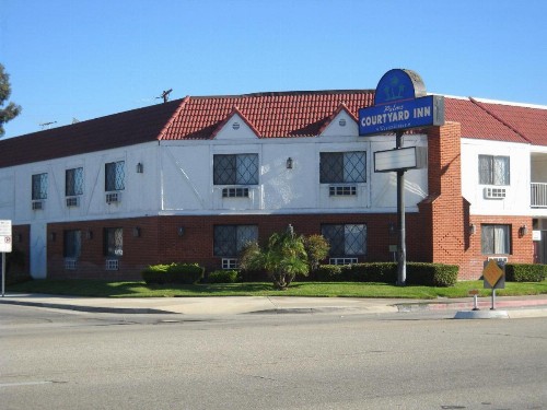 Palms Courtyard Inn - image 2