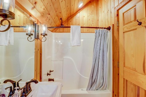 2 Bed 2 Bath Vacation home in Whittier IV - image 6