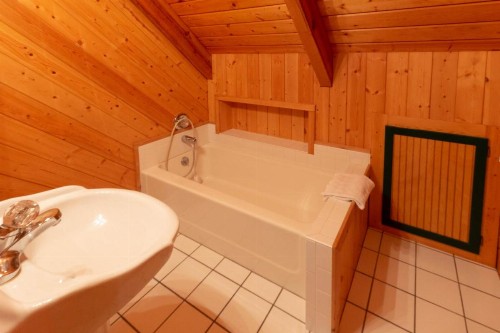 Creekside Bunkhouse - image 2