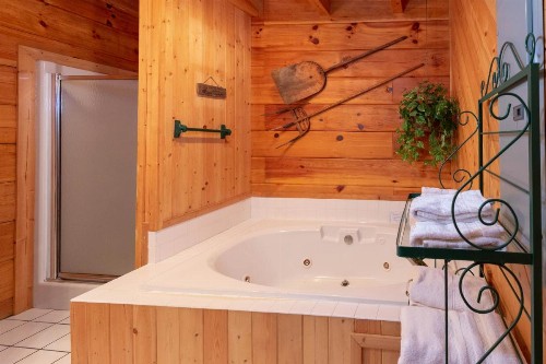 Creekside Bunkhouse - image 9