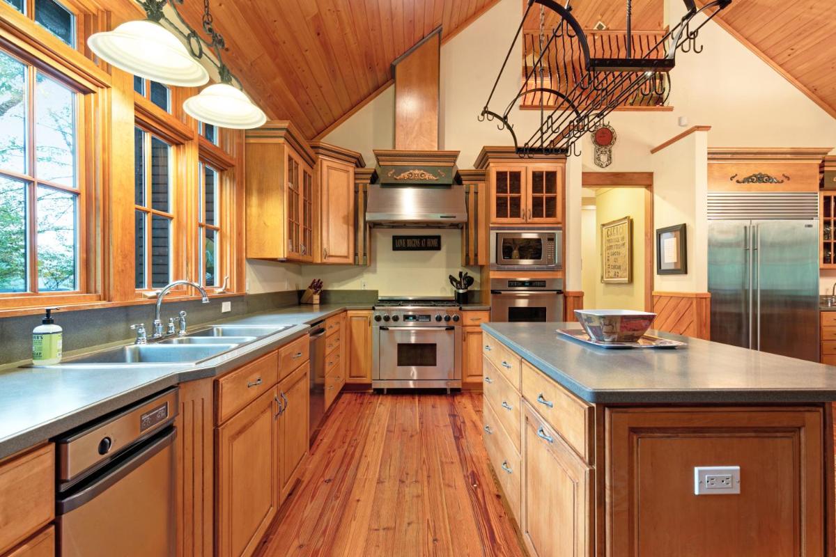 4 Bed 4 Bath Vacation home in Whittier - image 7