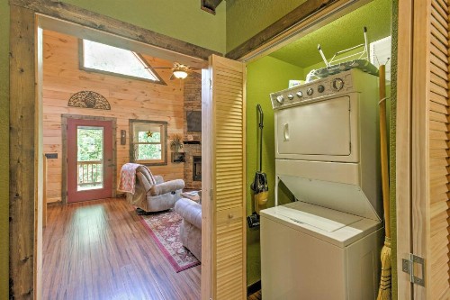 Scenic Fox Ridge Cabin on 4 Acres with Hot Tub! - image 2