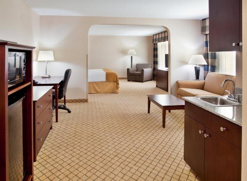 Holiday Inn Express Hotel & Suites Wichita Airport an IHG Hotel - image 10