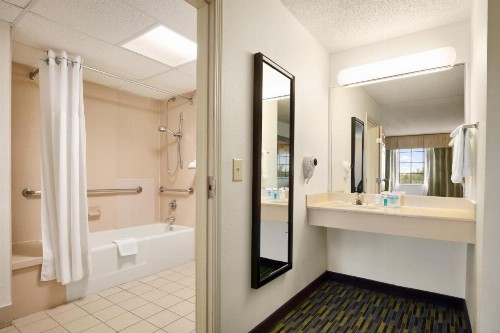 Wyndham Garden Wichita Downtown - image 28