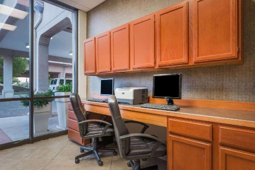Wyndham Garden Wichita Downtown - image 33