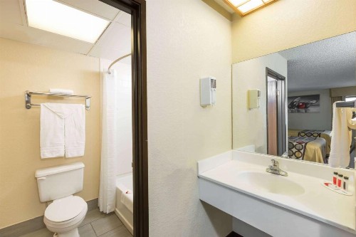 Super 8 by Wyndham Wichita North - image 10