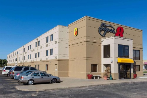 Super 8 by Wyndham Wichita North - image 2
