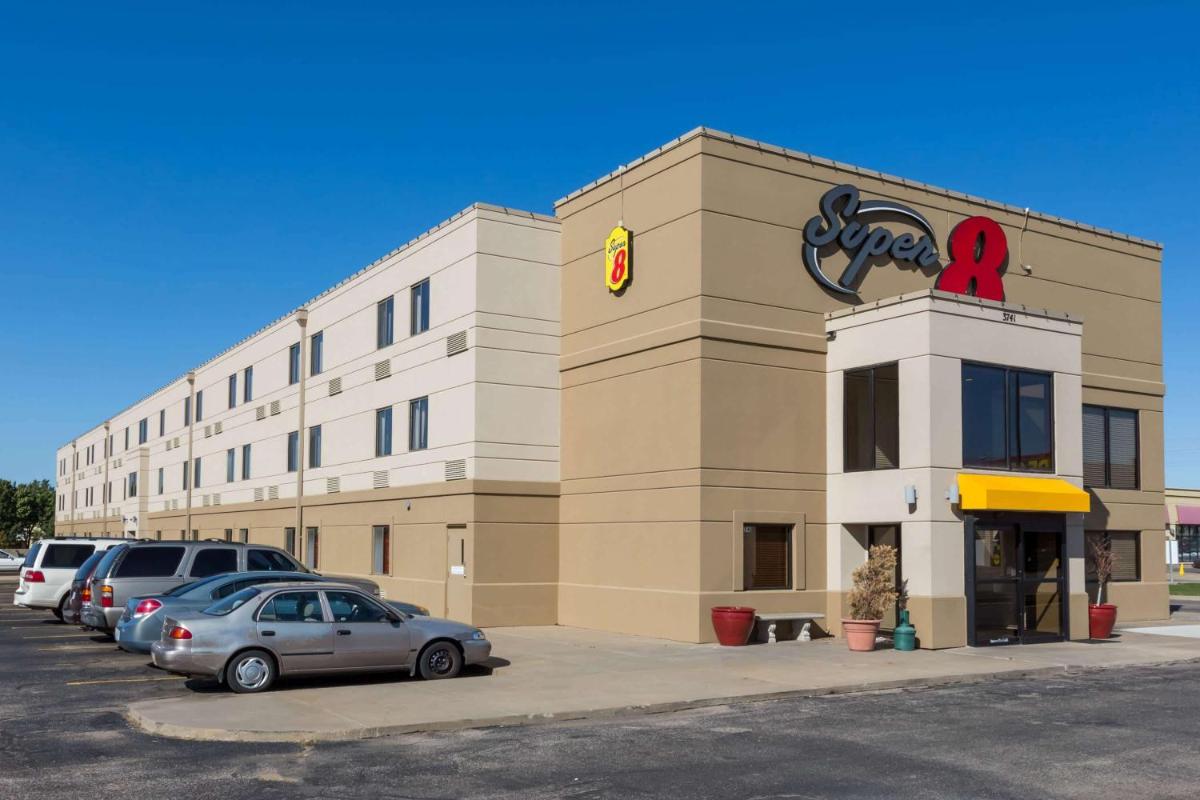 Super 8 by Wyndham Wichita North - image 2