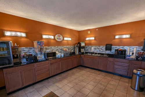 Super 8 by Wyndham Wichita North - image 20