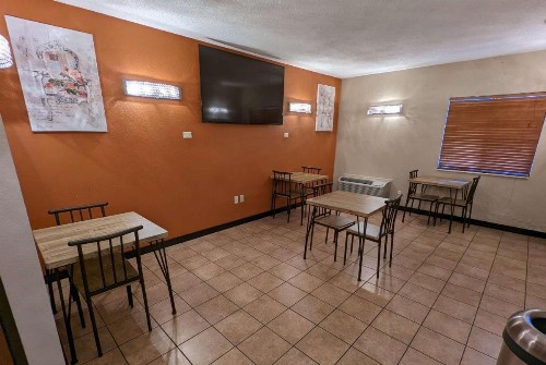 Super 8 by Wyndham Wichita North - image 22