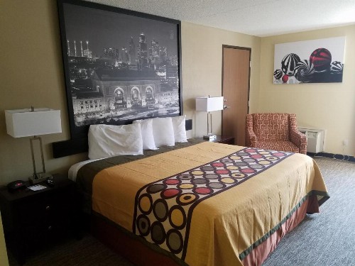 Super 8 by Wyndham Wichita North - image 41