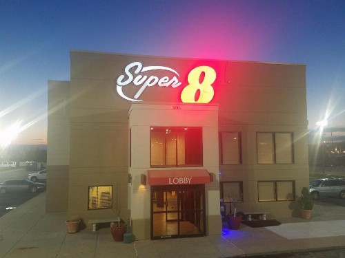 Super 8 by Wyndham Wichita North - image 49