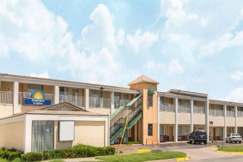 Days Inn & Suites by Wyndham Wichita East - image 1