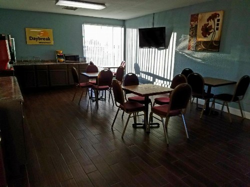 Days Inn & Suites by Wyndham Wichita East - image 2