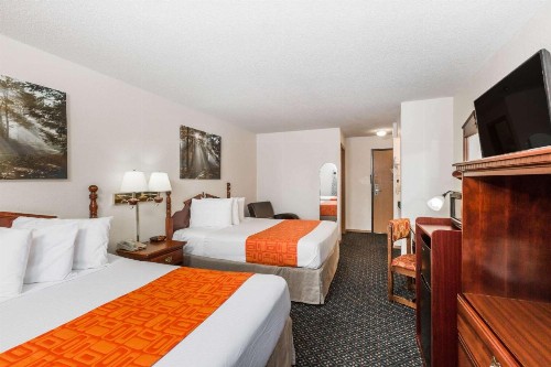 Howard Johnson by Wyndham Wichita Airport - image 13